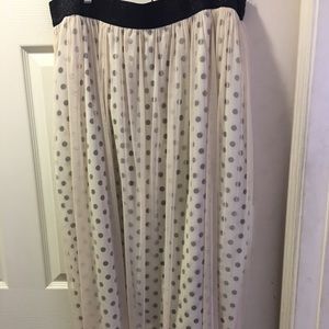 Lovely high or low waisted skirt!